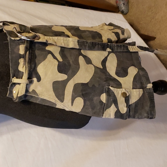 Xs small army fatigue stretch shorts - Picture 2 of 5